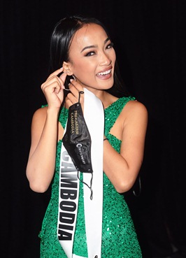 xu huong deo khau trang co day rut trong cuoc thi hoa hau hoan vu 2021 dang dien ra tai my